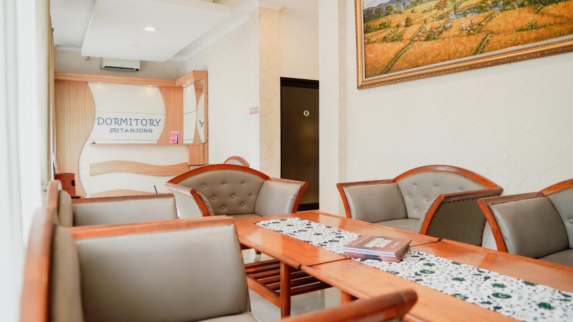 Dormitory Tourism Sritanjung Banyuwangi By Gajahsora Management Exterior photo